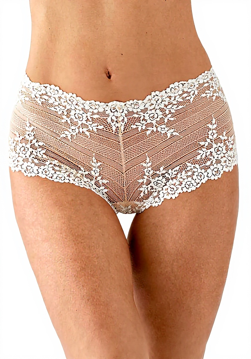 Wacoal Embrace Lace Boy Short Pantalon Court porté par une femme en tenue décontractée